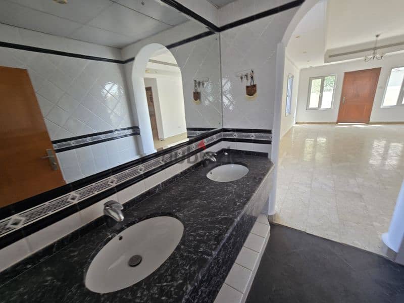 nice villa in Qurum nearPDO road with a nice view 7