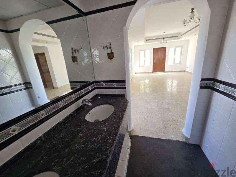 nice villa in Qurum nearPDO road with a nice view 8