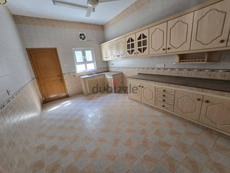 nice villa in Qurum nearPDO road with a nice view 9