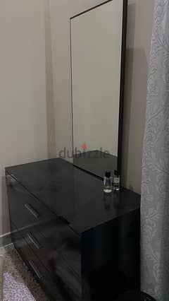 1 small side table طاولة صغيرة جانبية + dressing table تسريحة مع مراية