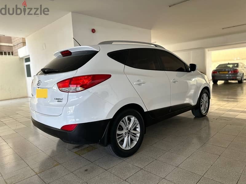 Hyundai Tucson 2015 oman car 138000 km serviced by agency 10