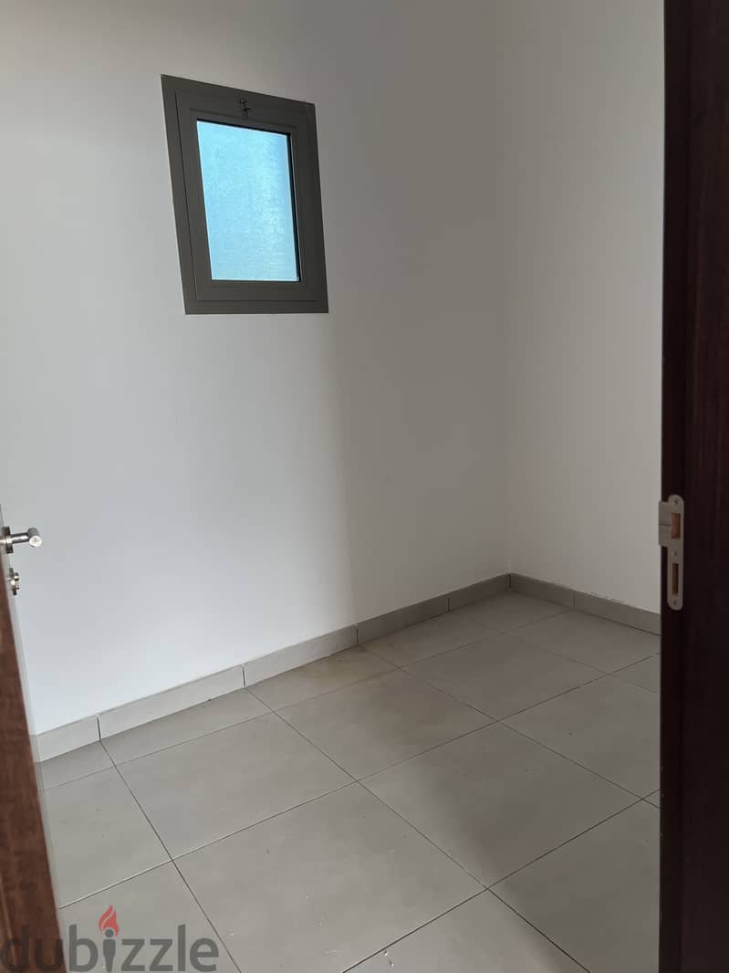 SHOWROOM for Rent in RUWI near APPOLO Hospital & OK Centre 7