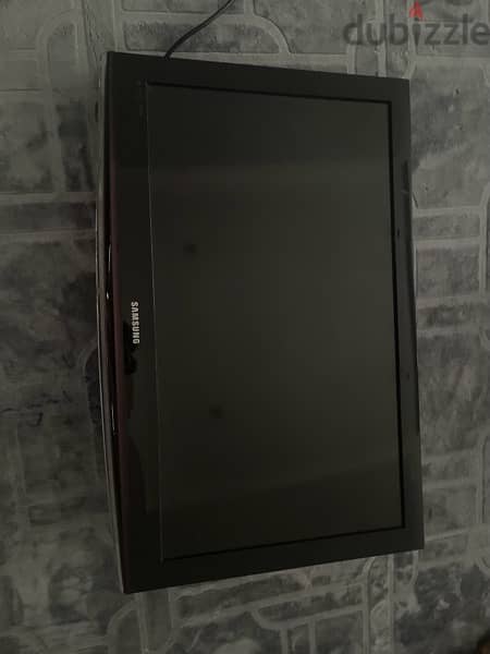 a samsung tv in a good condition very clean / تلفزيون سامسونج نضيف جدا 0