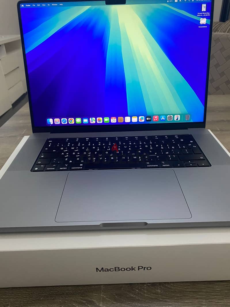 Macbook Pro M1 Pro 16gb Memory 1TB Storage Less than 10 cycle of batt 8