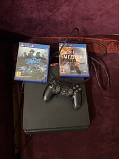 PS4 With 2 CD and 1 controller