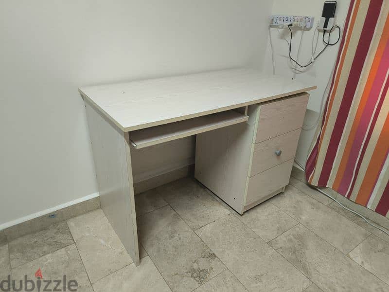 Used computer desk 0