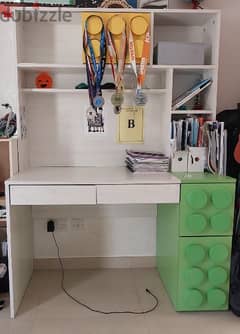 Kids desk perfect condition - Al Mouj