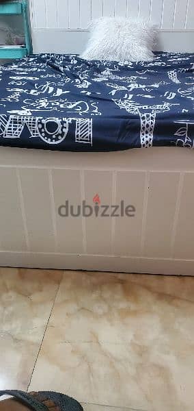 Neatly used bed for sale 2