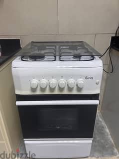 Cooking range with 4 burners and a grill