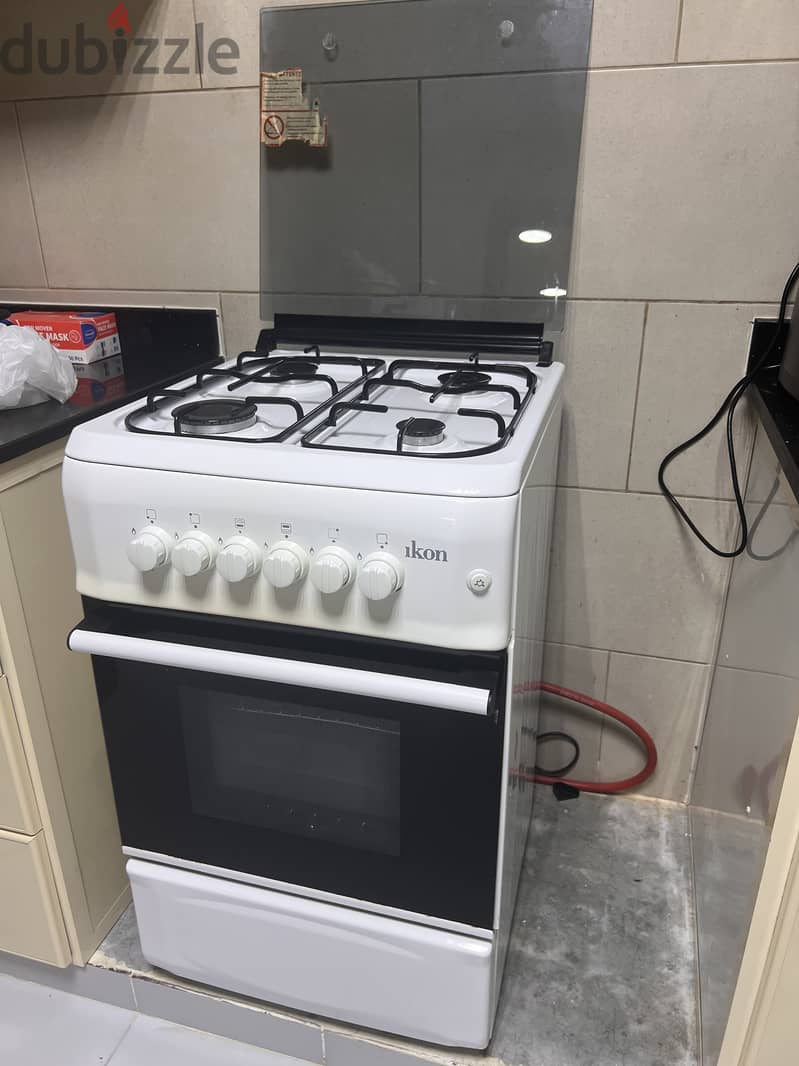 Cooking range with 4 burners and a grill 1