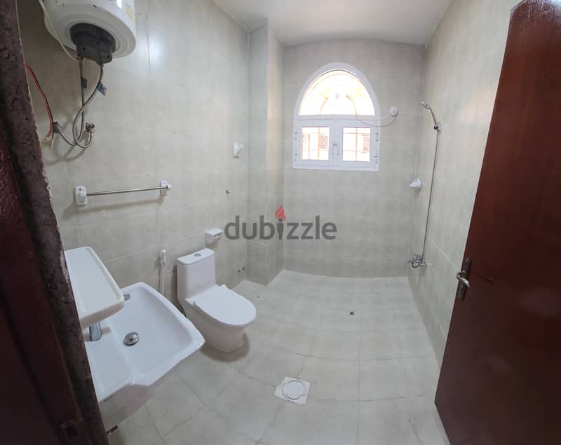 A spacious family villa in Al Azaiba. فيلا واسعة وعائلية بالعذيبة 4