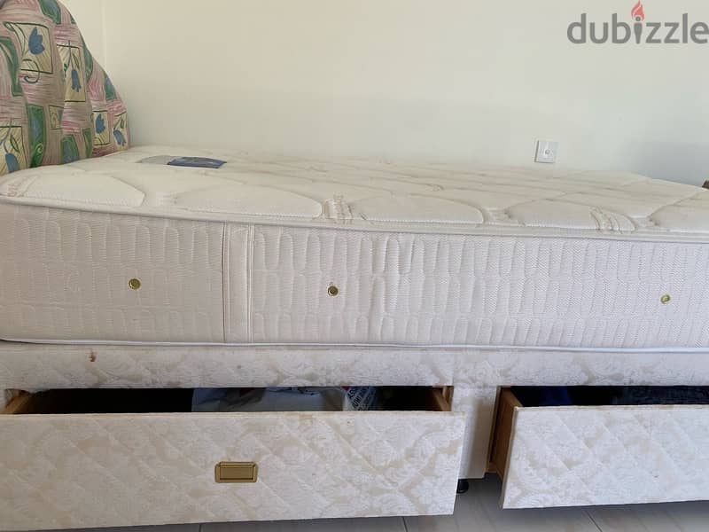 Single Bed with mattress 0