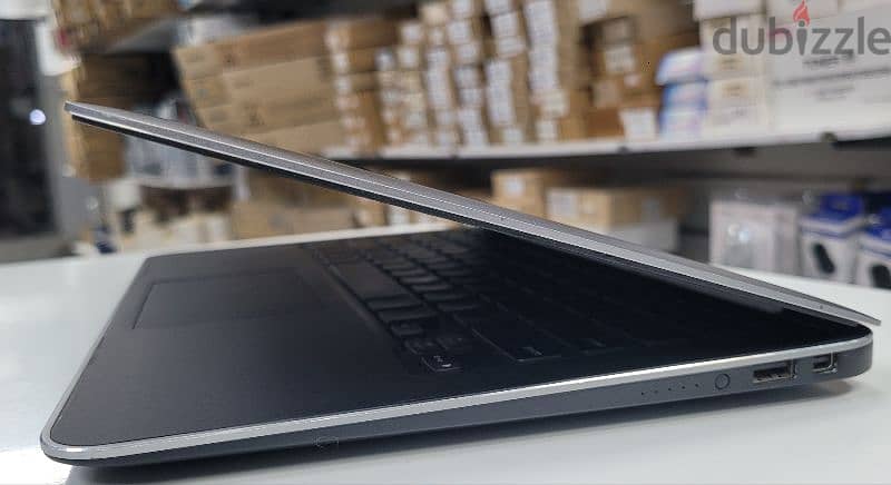 Del XPS Core i7 Prosser 
Ram 8GB 256GB SSD 
13.3" Full HD Display 3