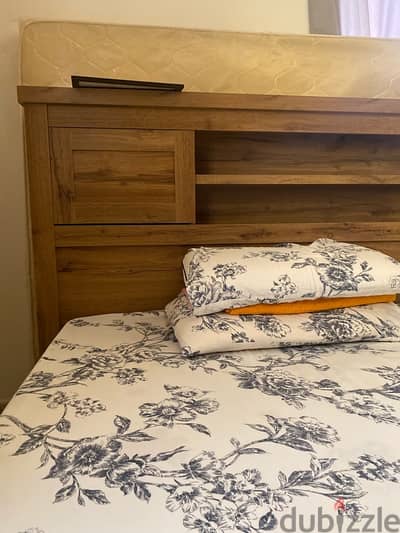 KING SIZE WOODEN BED