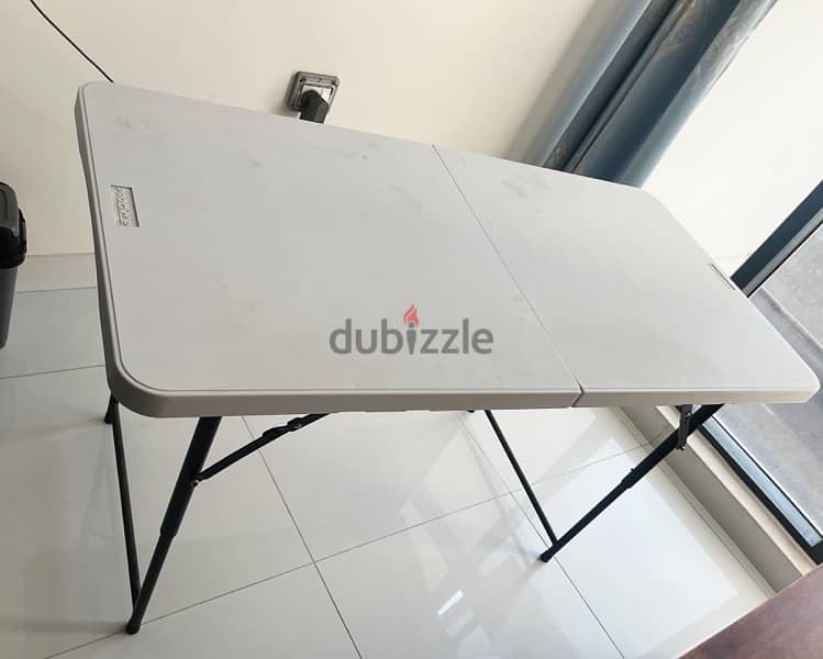 Foldable Table and High-Quality Carpet for Sale – Great Condition! 1