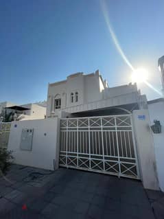 Luxury villa in Bawshar فيلا في حي البيضاء بوشر للايجار