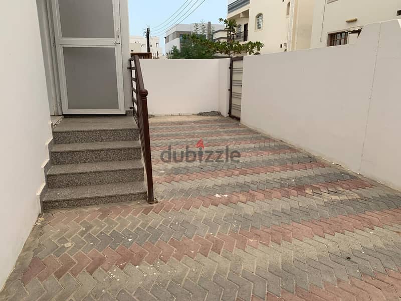 villa for rent located alseeb near to the beach 4