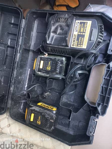 Dewalt 2 battery 20v and charging battery for sell 1