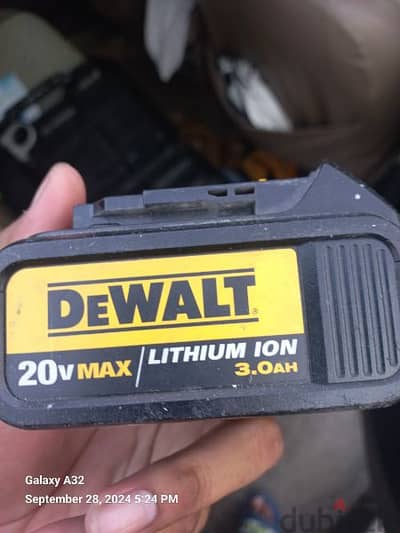 Drill battery Dewalt 20v for sell urgntly and charging