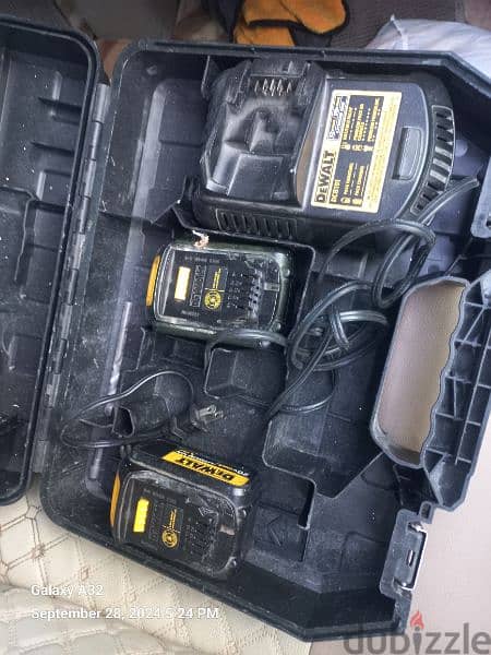 Drill battery Dewalt 20v for sell urgntly and charging 1