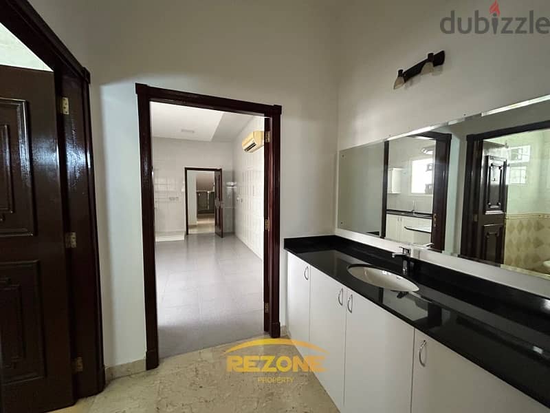 Villa for Rent in Shatti Al Qurm 5+1 BHK 5