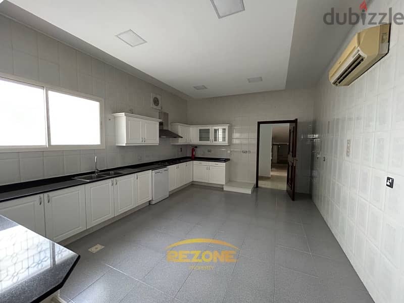 Villa for Rent in Shatti Al Qurm 5+1 BHK 7