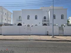 4 BR Decent Villa in Madinat Qaboos (Behind British Council) 0