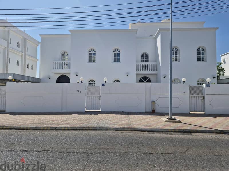 4 BR Decent Villa in Madinat Qaboos (Behind British Council) 0