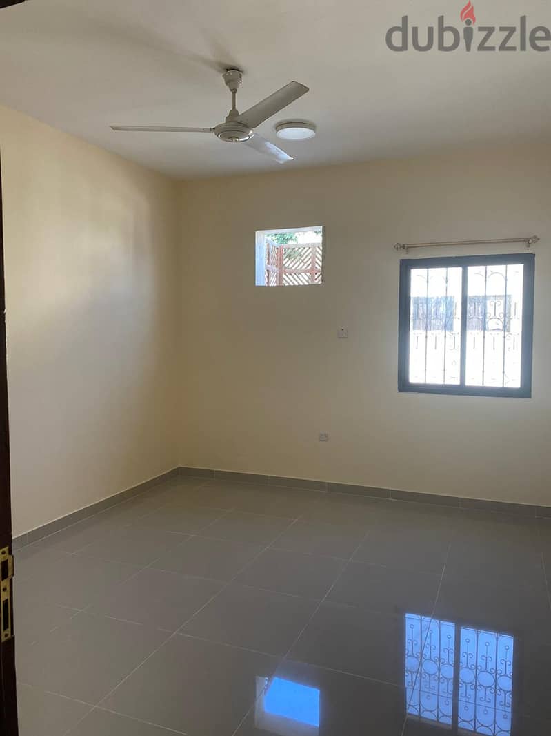 3 BHKs apartment in Al Khuwair / شقة مكونه من ثلاث في خوير 4