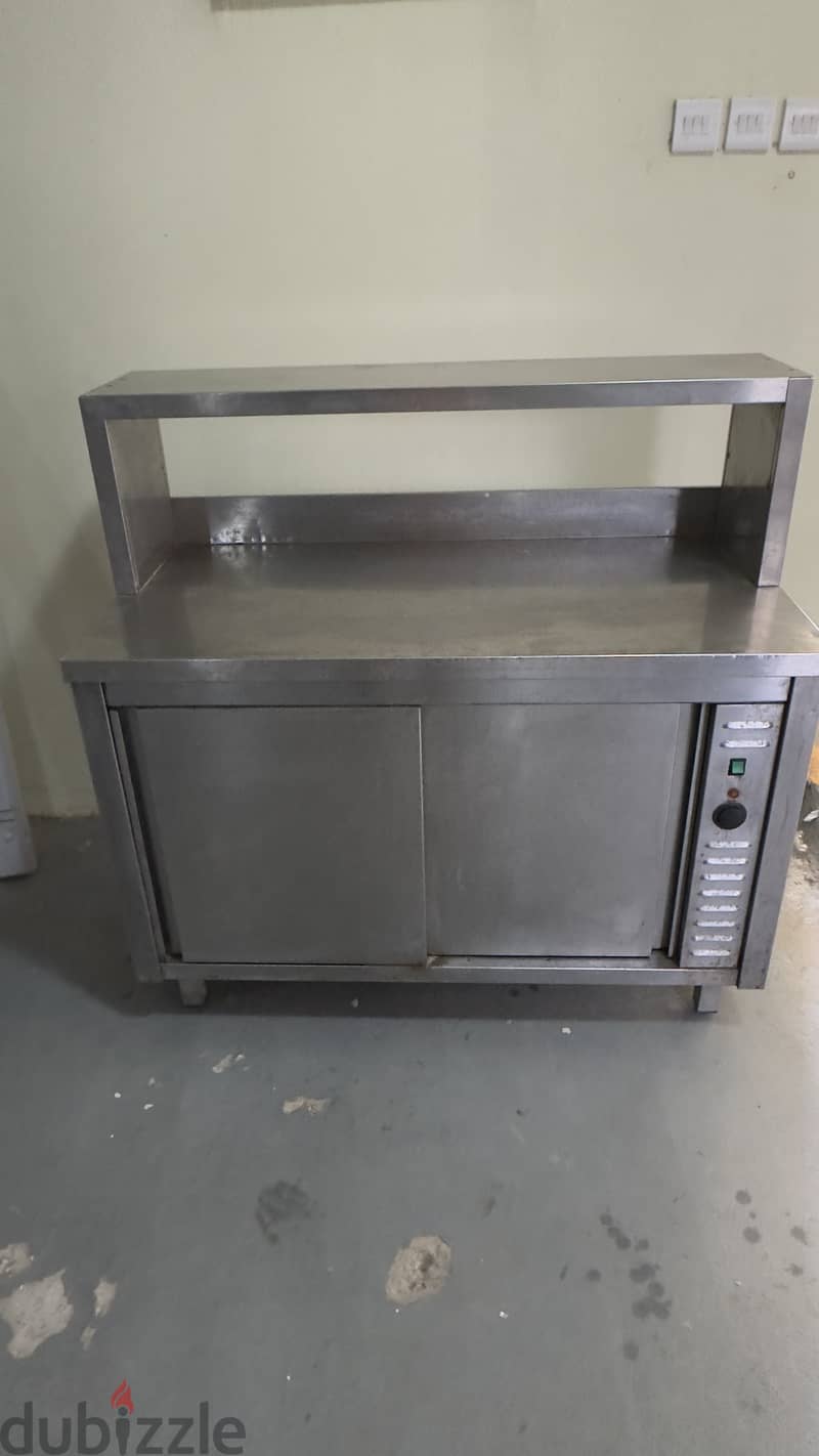 طاولة مع خزانة تسخين-Table with heating cabinet 1