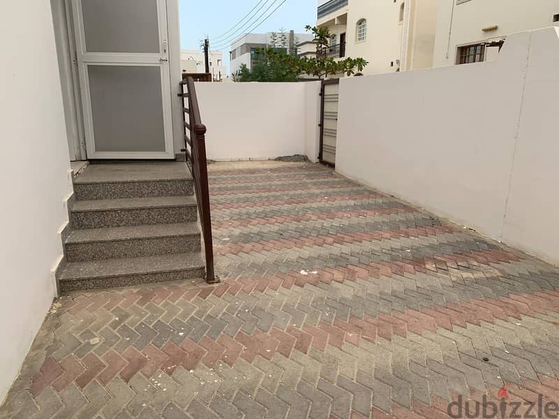 villa for rent located alseeb near to the beach 4