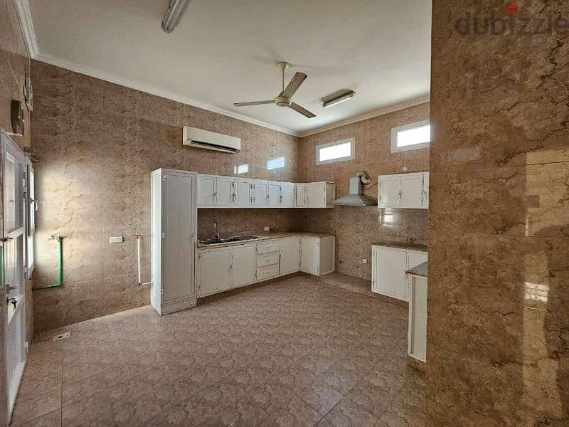 Luxury villa in Al Mawaleh فيلا راقيه في الموالح 5