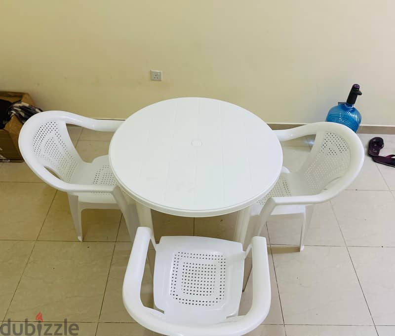 Table with 3 chairs 1