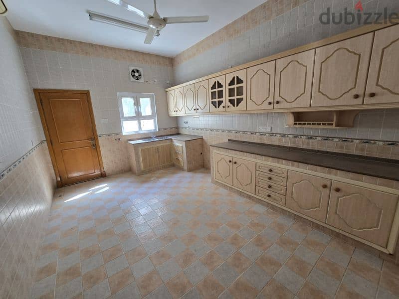 nicev4 bedroom in qurum  near Pzdo 3