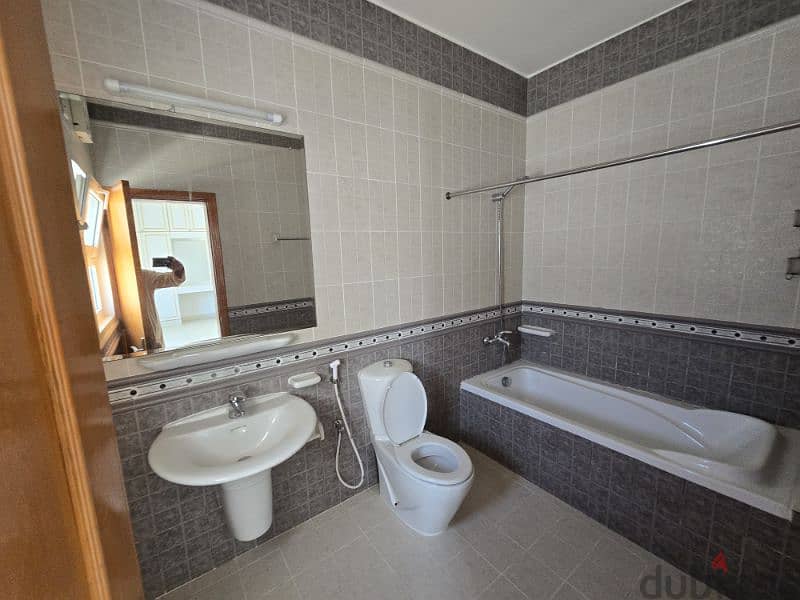 nicev4 bedroom in qurum  near Pzdo 8