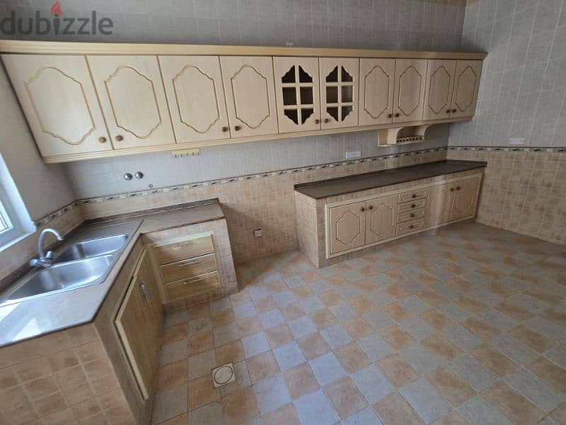 nicev4 bedroom in qurum  near Pzdo 15