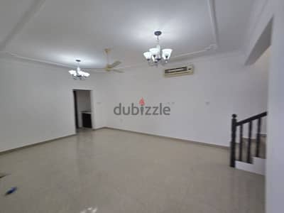 nice villa in khoud near KFC and SQU quiet area