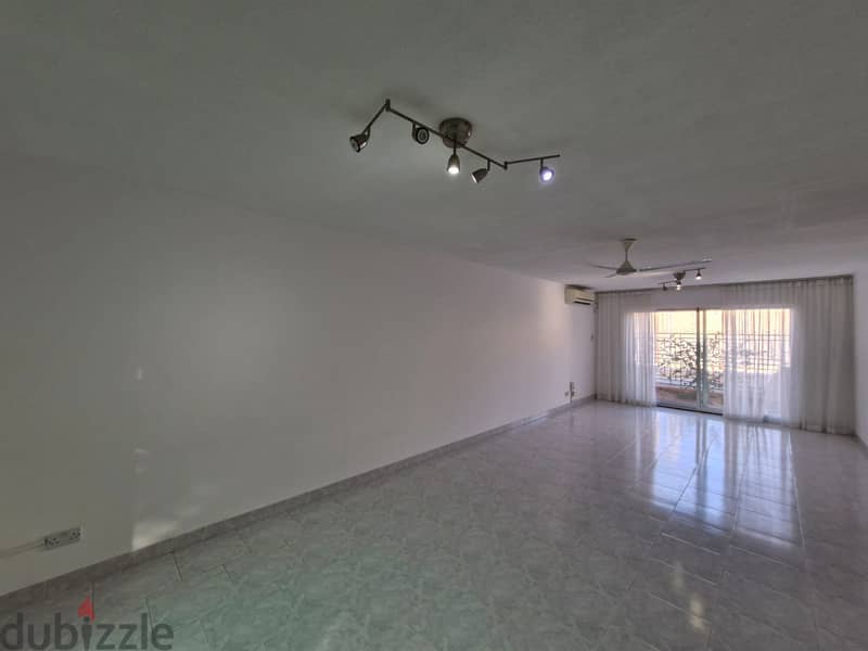 3 BR Amazing Townhouse in Madinat Sultan Qaboos with Shared Pool 6