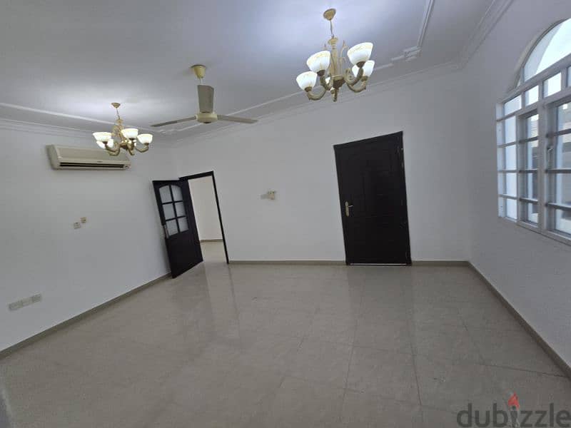 very nice villa in  khoud near KFC and near  uninlversity 4