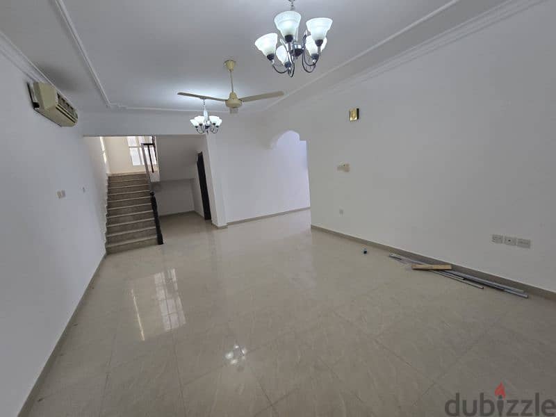 very nice villa in  khoud near KFC and near  uninlversity 11