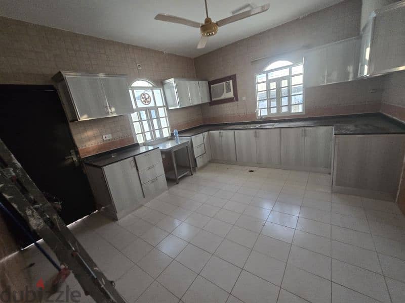 very nice villa in  khoud near KFC and near  uninlversity 18