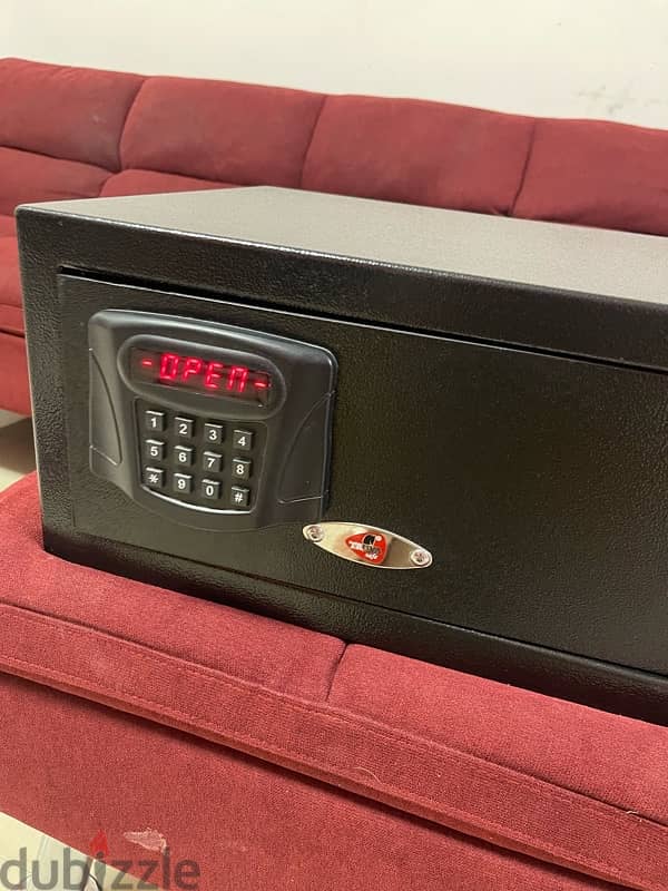 Digital safe locker condition like new 1