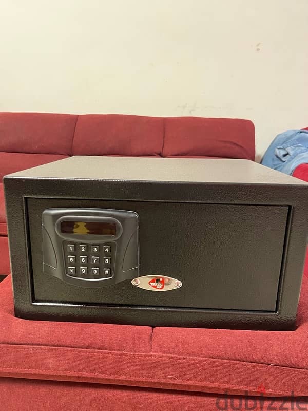 Digital safe locker condition like new 4