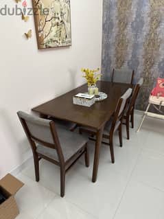 6 Seater dining table in exellent condition