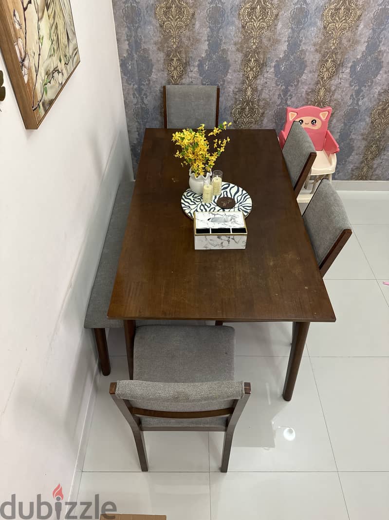 6 Seater dining table in exellent condition 2