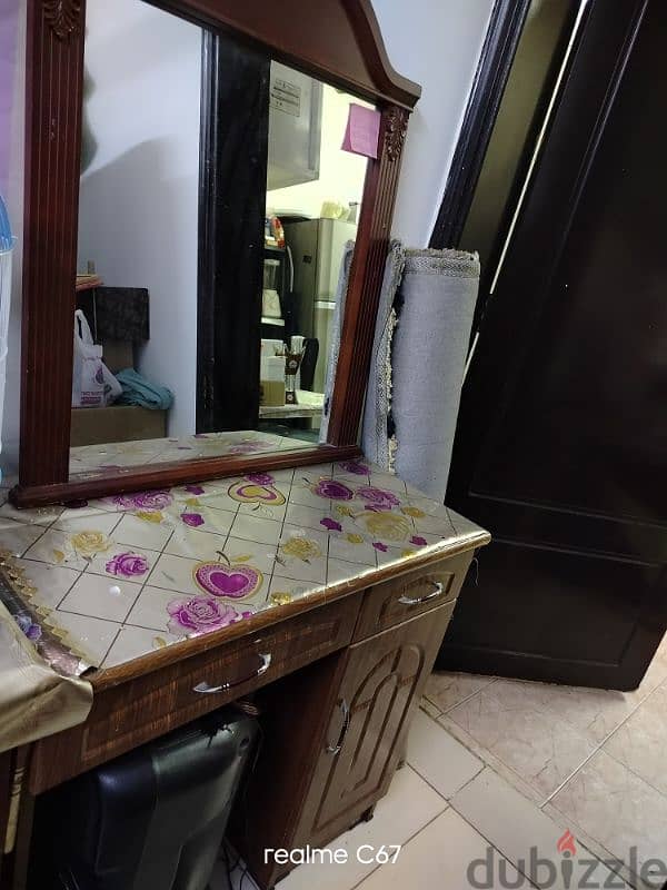 Used Bed  table mirror carpet 1