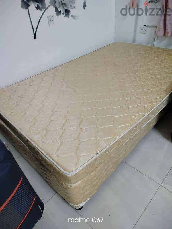 Used Bed  table mirror carpet 3