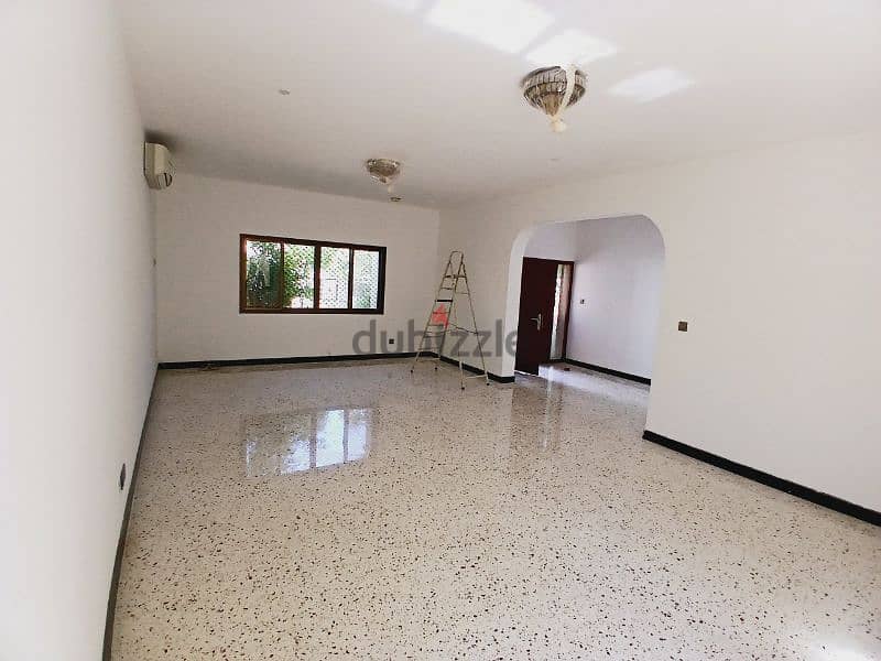 Qoroum 5 bedrooms villa for rent 0