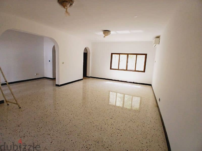 Qoroum 5 bedrooms villa for rent 1