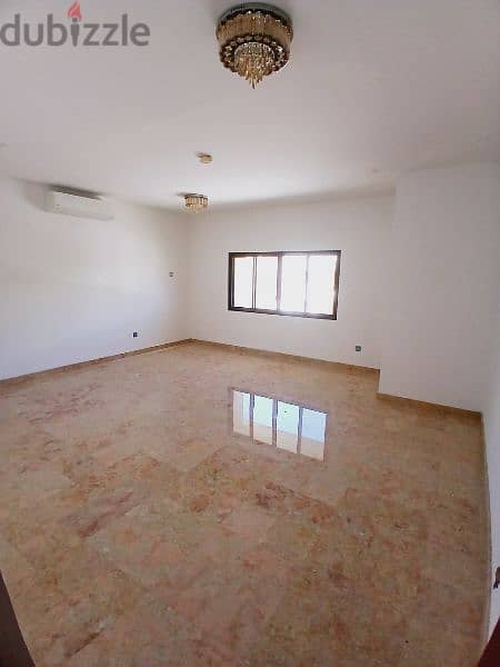 Qoroum 5 bedrooms villa for rent 4